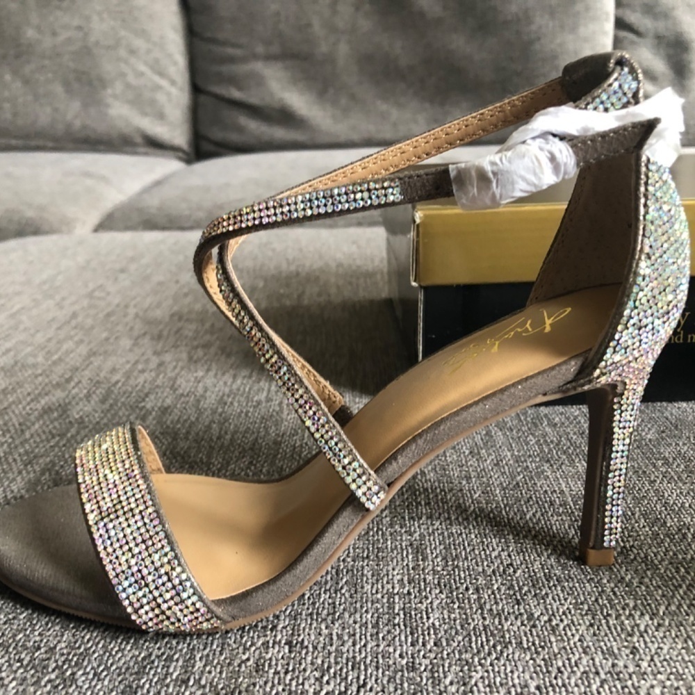 Thalia Sodi Womenโs Dress Sandals Shoes Sparkling Golden Wedding Party Heels 6.5 - Picture 13 of 17